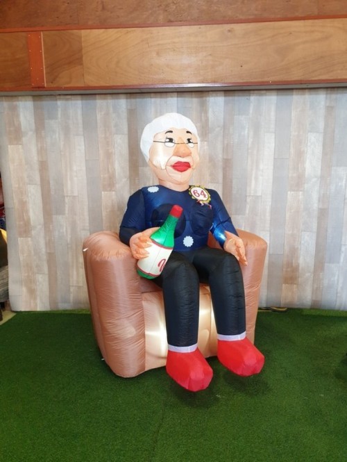 Indoor Sarah zittend op stoel 2,3m